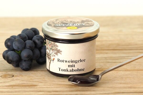 Rotweingelee mit Tonkabohne